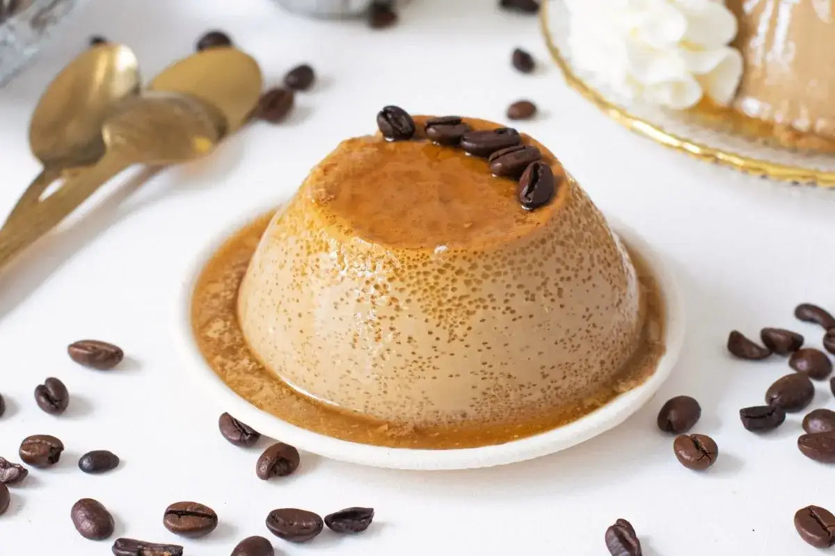 Delicioso flan de caf&eacute;, adornado con granos de caf&eacute; tostados y ba&ntilde;ado en caramelo. &iexcl;Un postre irresistible!
