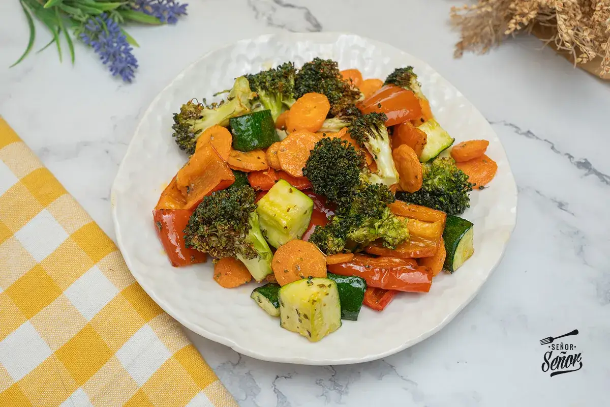 Deliciosas verduras en freidora de aire: br&oacute;coli, zanahoria, pimiento y calabac&iacute;n, perfectamente cocinadas y sazonadas.