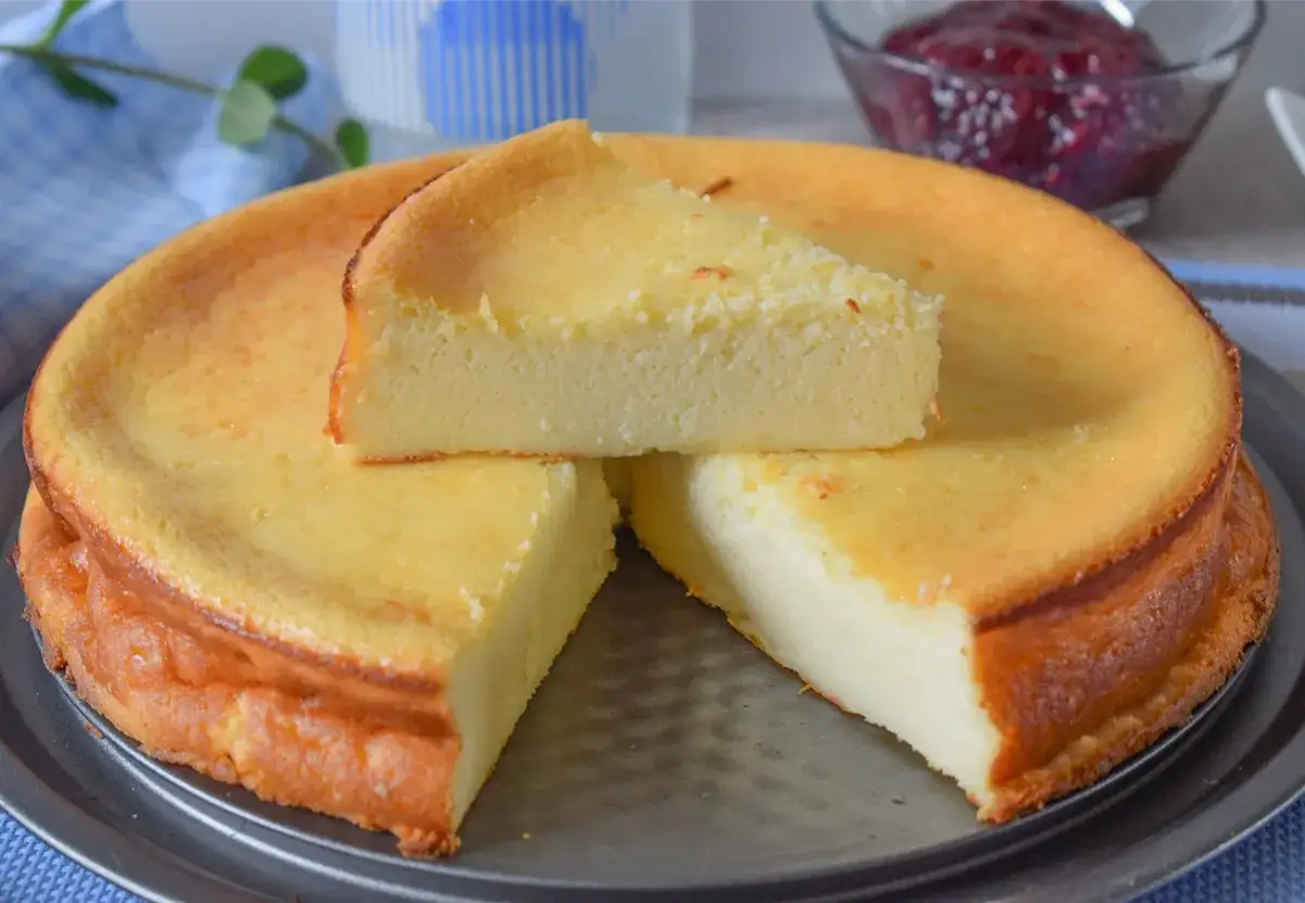 Deliciosa tarta de queso con galletas, con una porción cortada y lista para disfrutar.