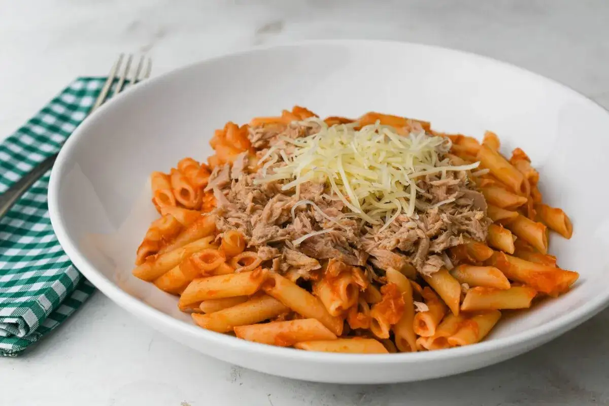 Macarrones express Thermomix con atún y queso rallado, un plato rápido y delicioso.