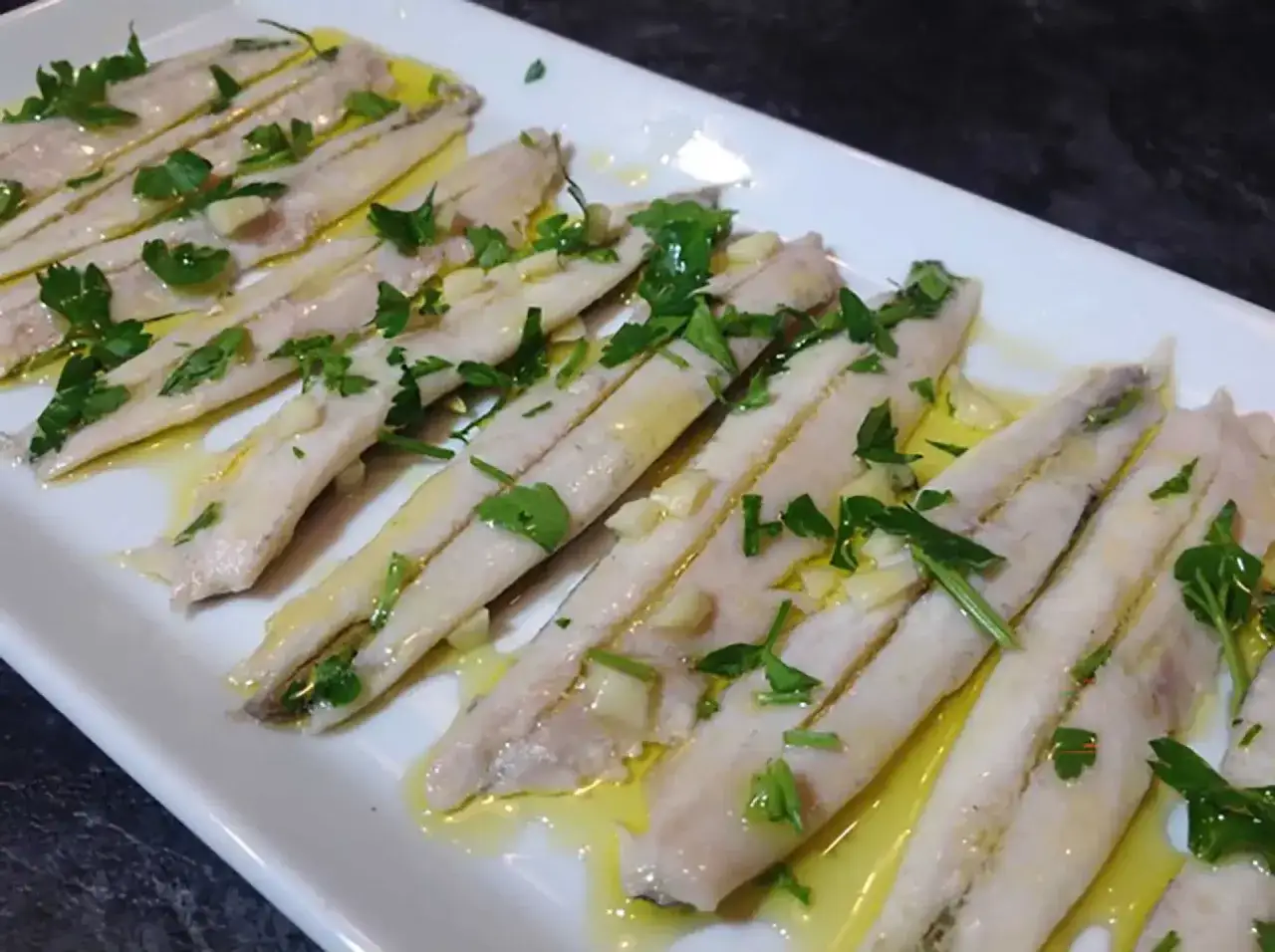 Boquerones en vinagre frescos, con ajo picado y perejil, ba&ntilde;ados en aceite de oliva. Un aperitivo delicioso.