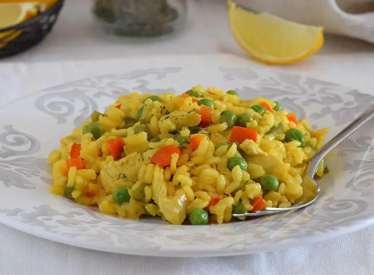 Delicioso arroz amarillo con pollo, guisantes y zanahoria, preparado en Thermomix.
