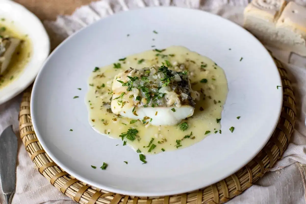 Delicioso bacalao en salsa de ajo y perejil, perfecto para tus recetas de bacalao.