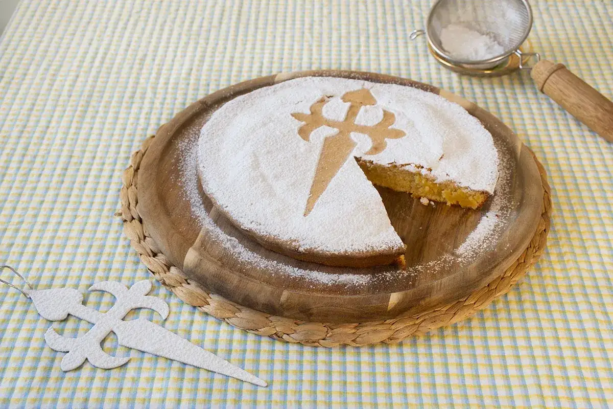 Tarta de Santiago con el tradicional diseño de la Cruz de Santiago, espolvoreada con azúcar glas.