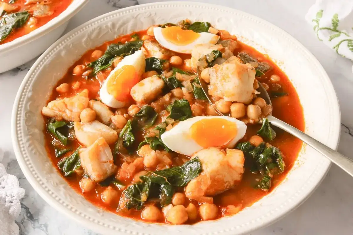 Plato de garbanzos con bacalao, espinacas y huevo duro. Una deliciosa receta de garbanzos con bacalao, perfecta para una comida nutritiva.