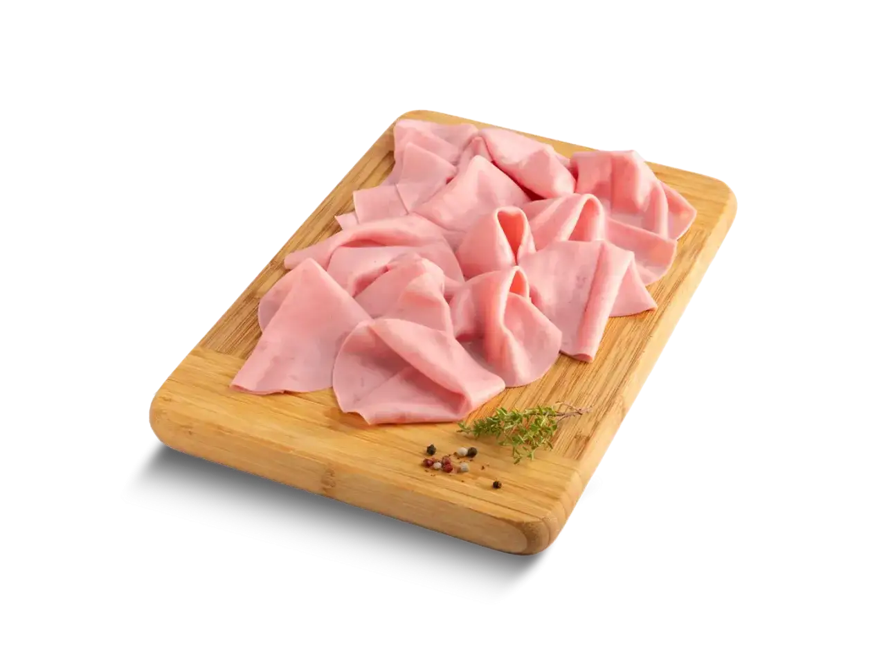 Lonchas de fiambre de pavo casero, finas y rosadas, dispuestas sobre una tabla de madera con unas ramitas de tomillo y granos de pimienta.