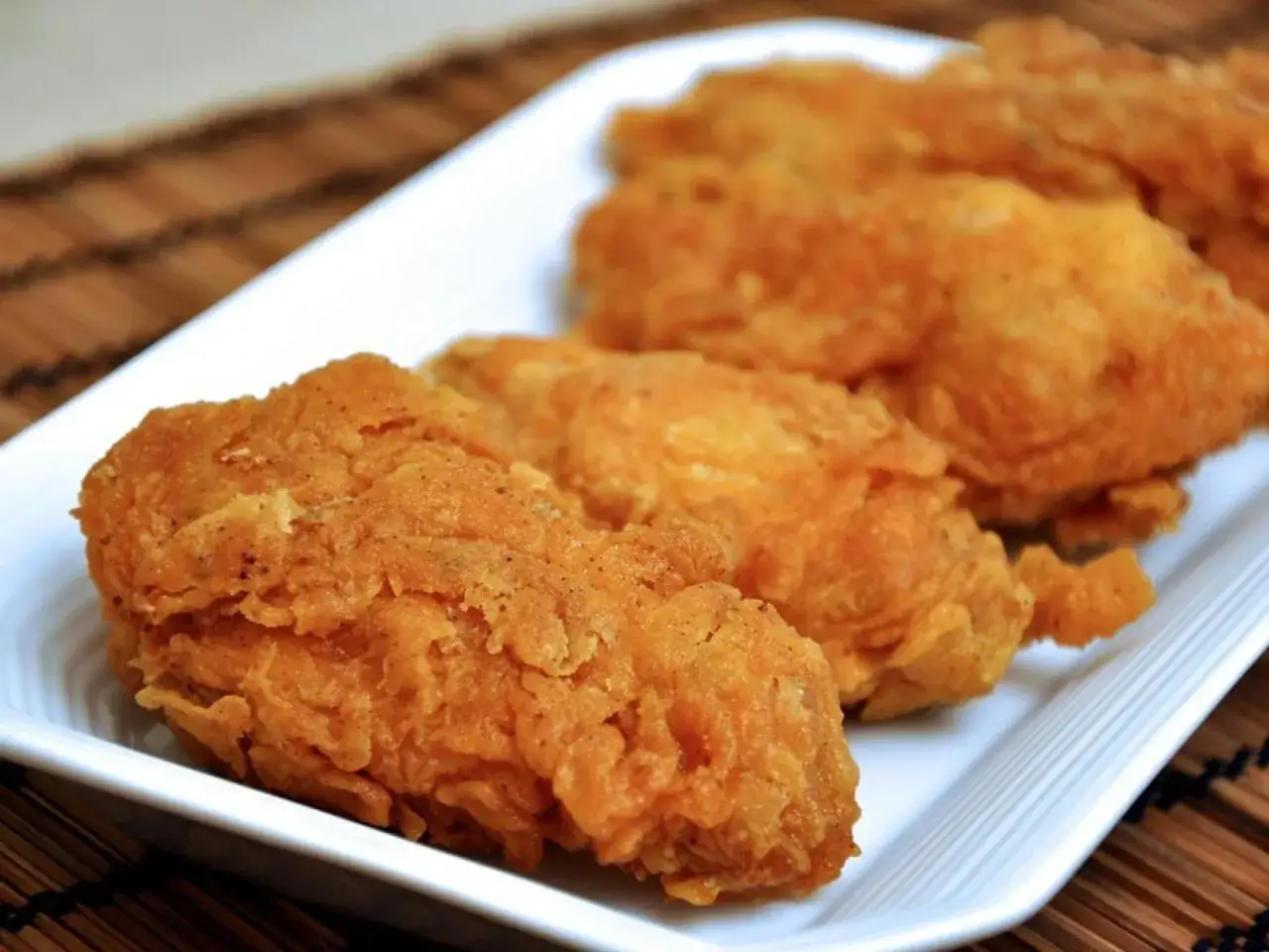 Crujientes alitas de pollo fritas, doradas y listas para disfrutar. Un fest&iacute;n de sabor que te har&aacute; querer m&aacute;s.