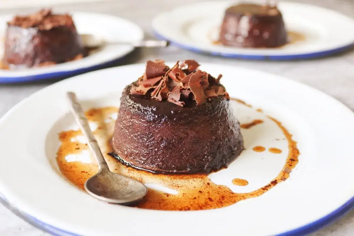 Delicioso flan de chocolate, cubierto con virutas de chocolate y bañado en salsa de caramelo. Un postre irresistible.