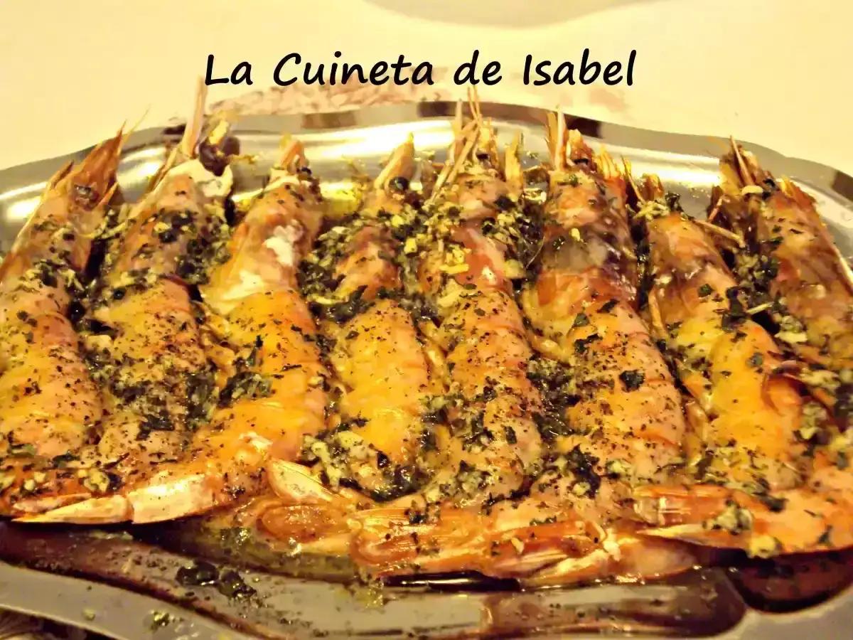 Langostinos al horno, jugosos y dorados, cubiertos con hierbas y ajo, listos para disfrutar.