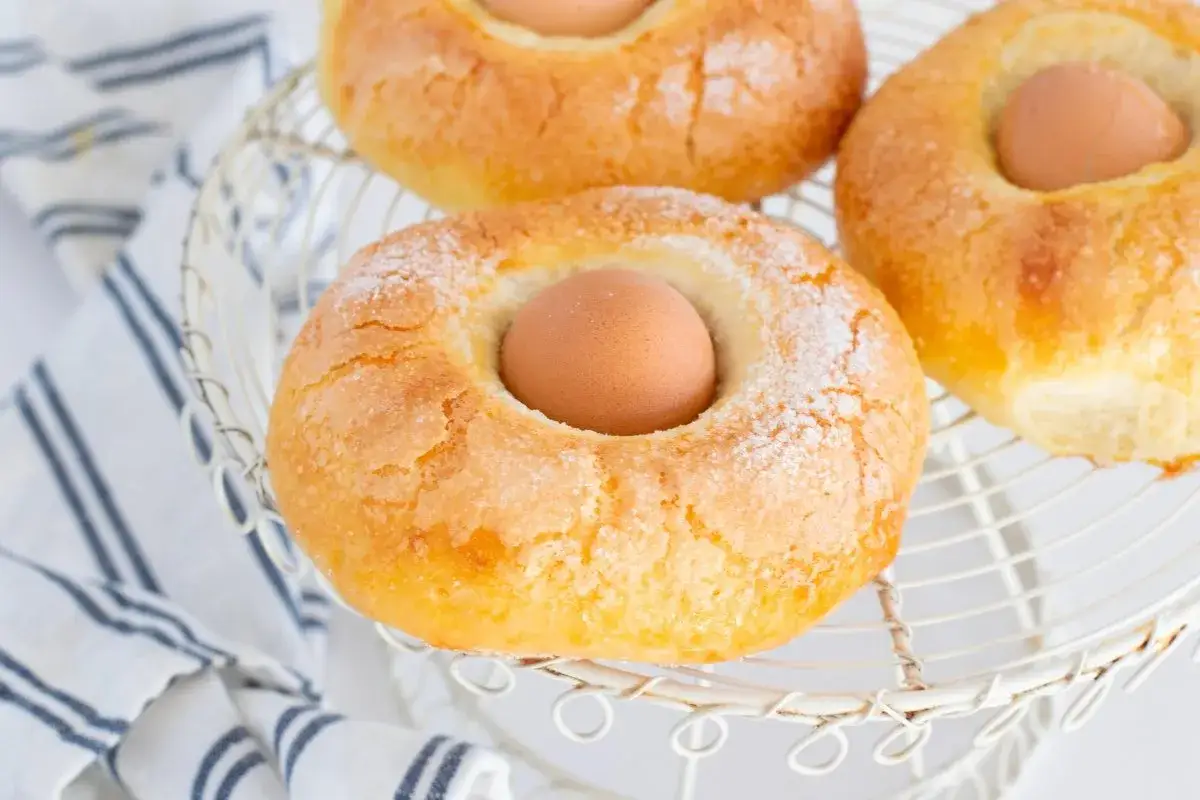 Monas de Pascua esponjosas con huevo cocido en el centro, espolvoreadas con az&uacute;car. &iexcl;Perfectas para tu receta!