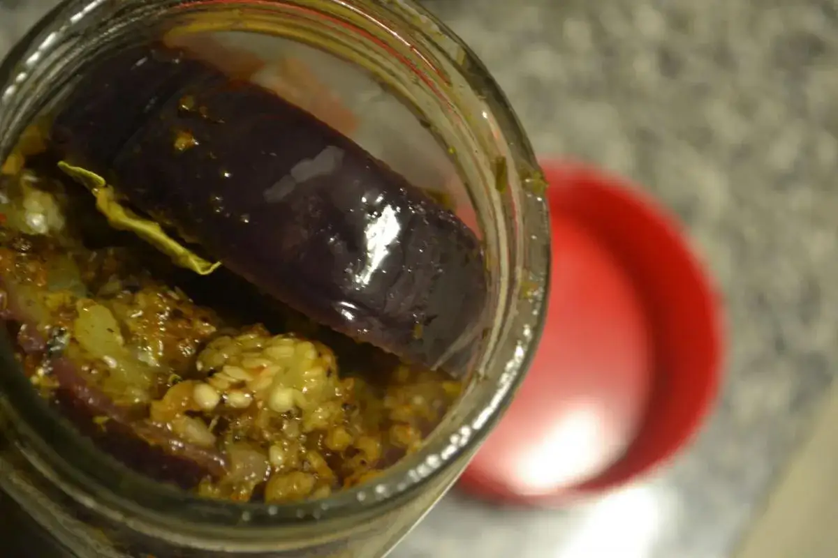 Berenjenas en escabeche caseras, con trozos de pimiento y especias, listas para disfrutar.