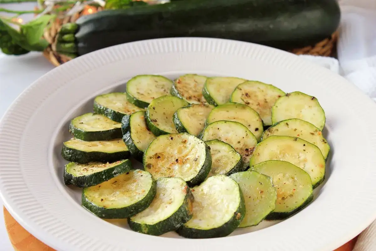Rodajas de calabacín al microondas, tiernas y sabrosas, listas para disfrutar.