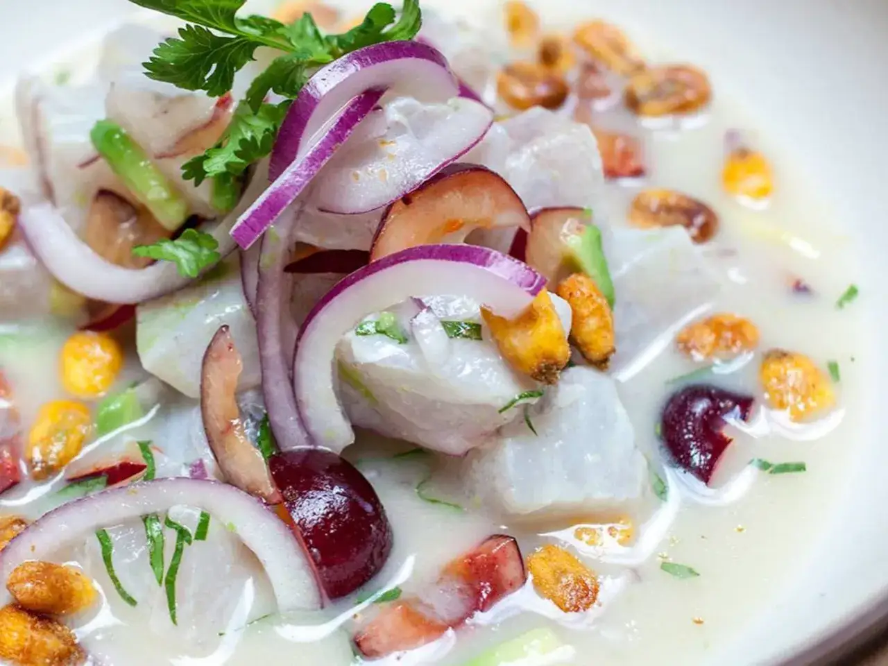 Delicioso ceviche de corvina con cebolla morada, ma&iacute;z tostado y cilantro fresco.