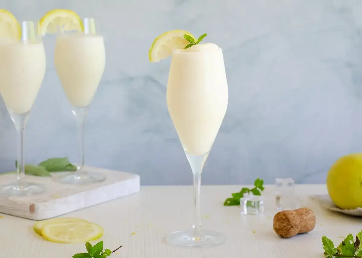 Refrescante sorbete de lim&oacute;n al cava, adornado con rodajas de lim&oacute;n y menta. &iexcl;Perfecto para un brindis!