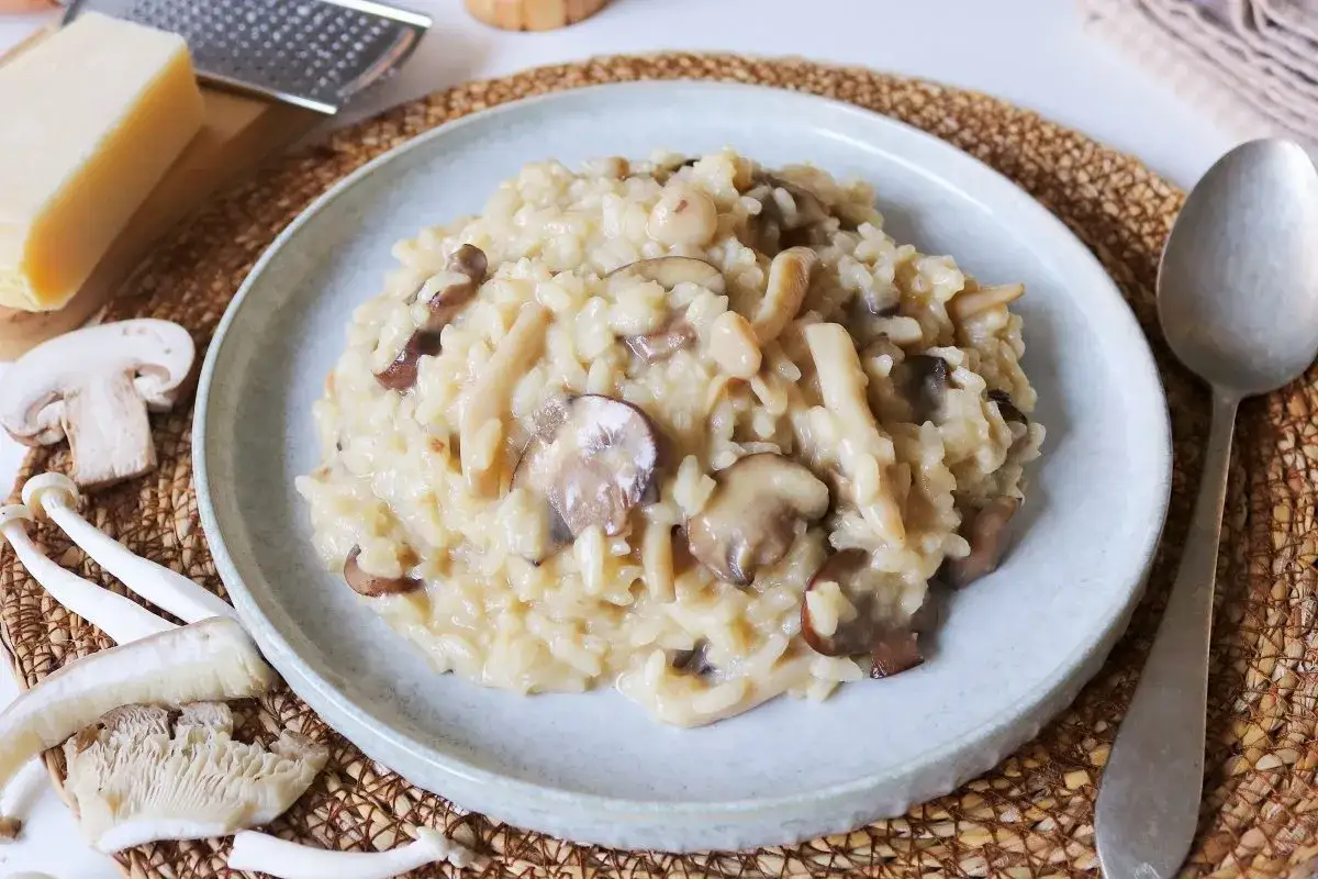 Delicioso risotto de setas cremoso, preparado fácilmente con Thermomix. Acompañado de champiñones frescos y un trozo de queso.