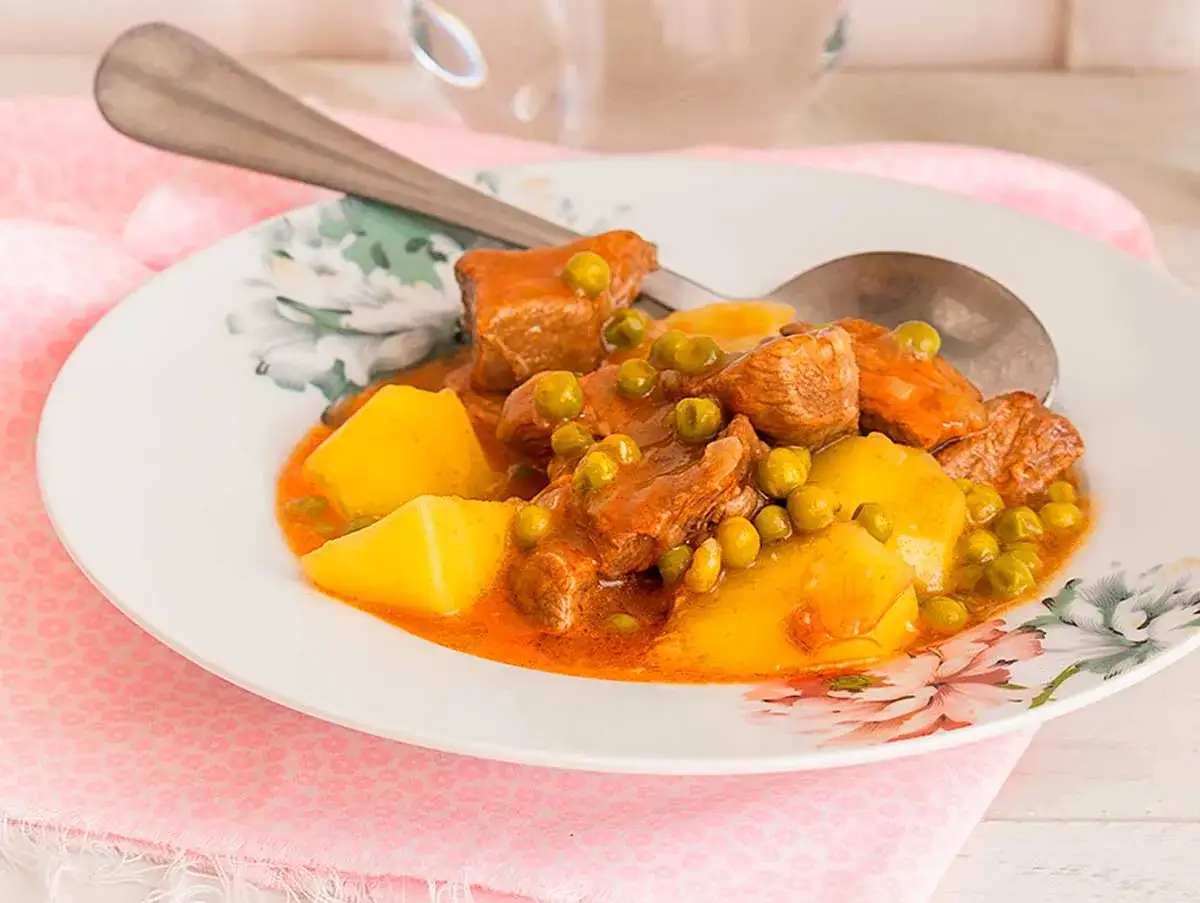 Sabroso guiso de patatas con carne y guisantes, cocinado a la perfección en olla express.