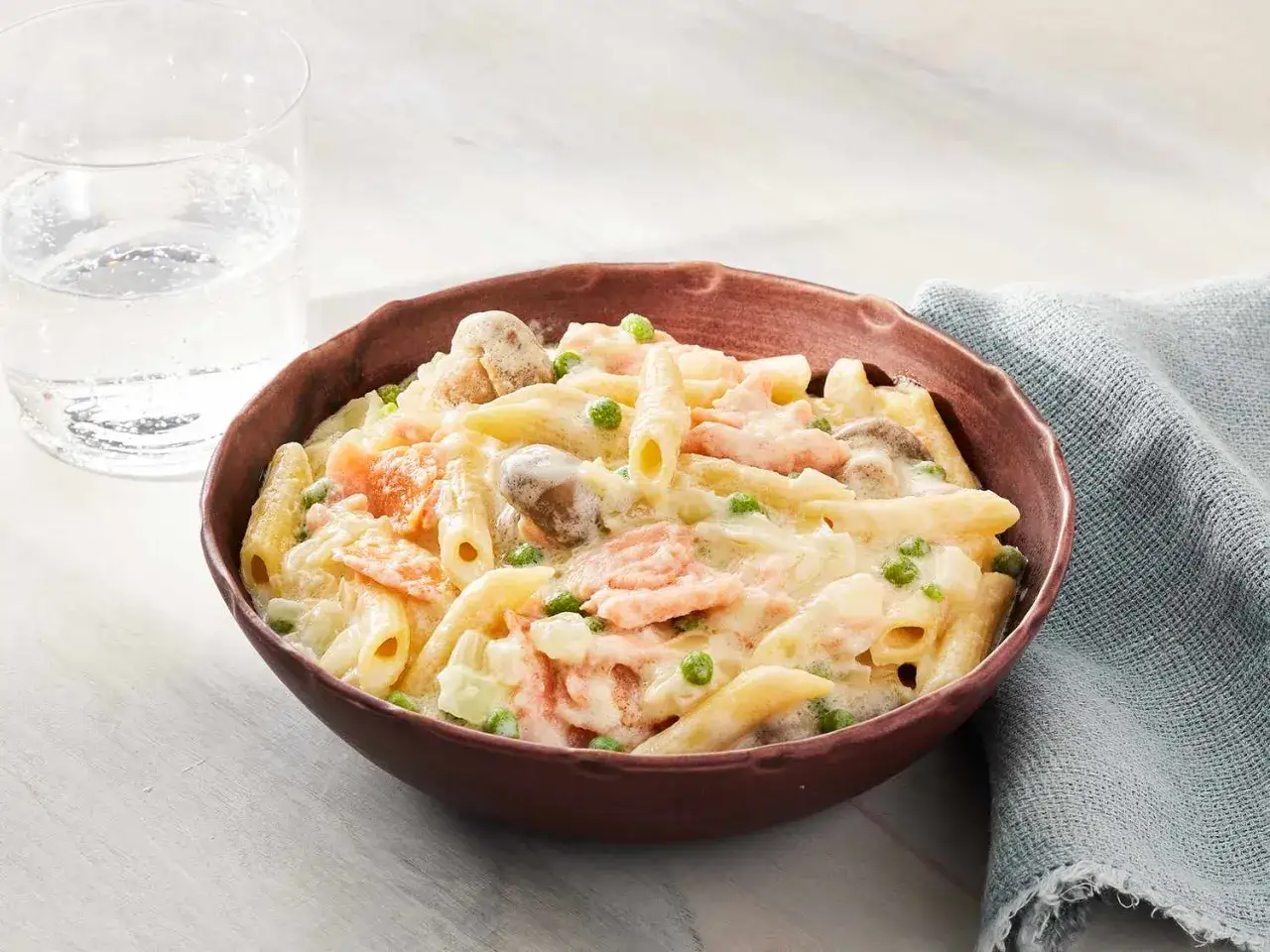 Deliciosa pasta con salm&oacute;n, champi&ntilde;ones y guisantes en una cremosa salsa. Un plato perfecto para disfrutar.