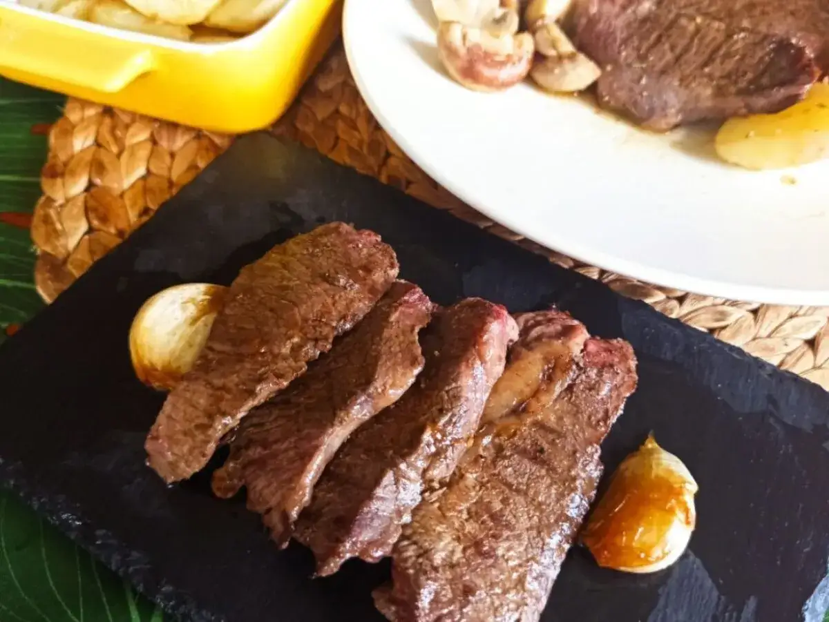 Filetes de presa ib&eacute;rica jugosos, servidos con patatas y champi&ntilde;ones.