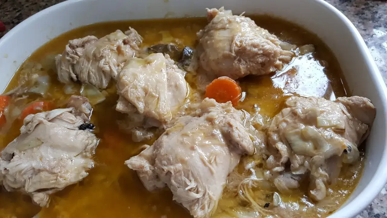 Pollo en escabeche jugoso, preparado en Thermomix, con zanahorias y especias.