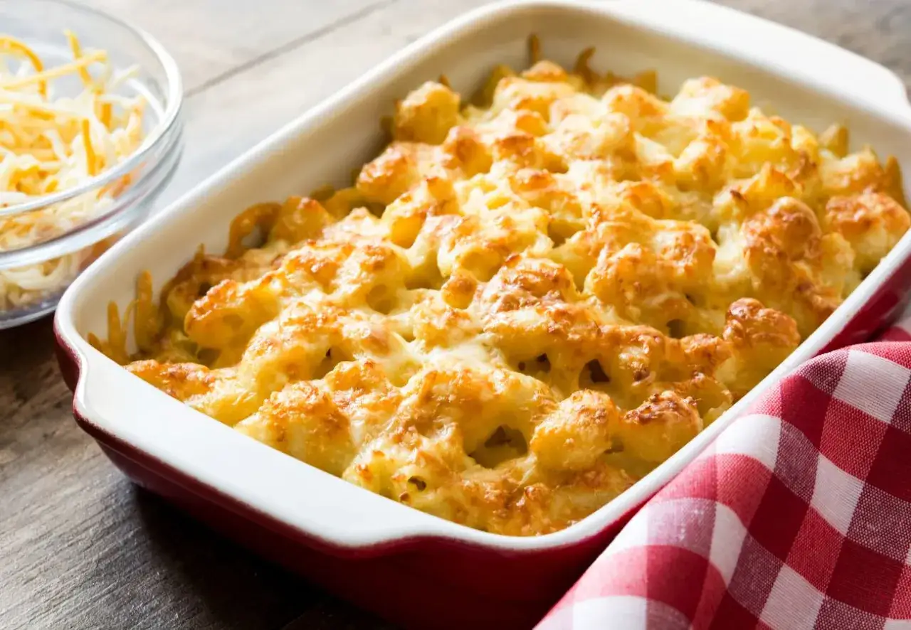 Mac and cheese recién horneado, burbujeante y dorado, listo para servir.