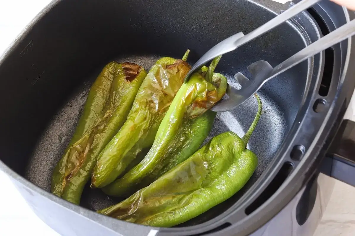 Pimientos verdes asados en freidora de aire, listos para servir.