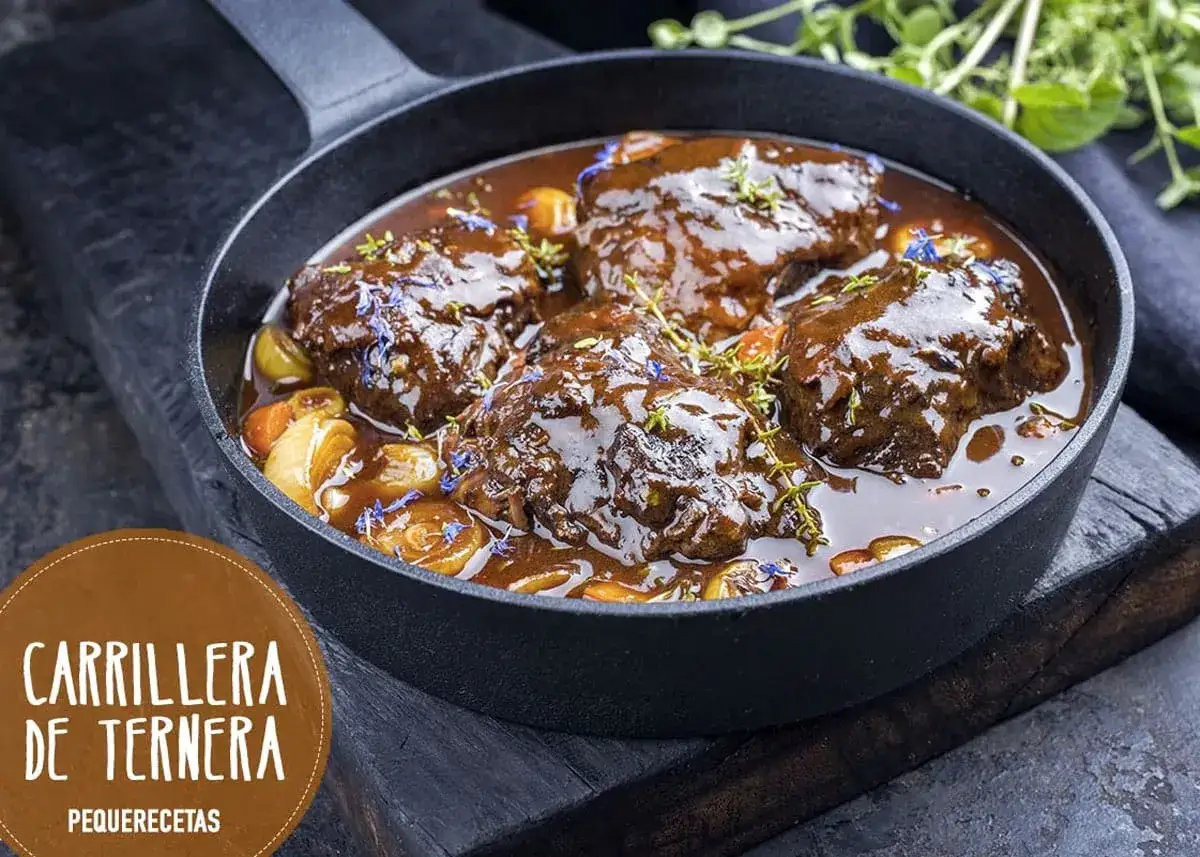 Carrilleras de ternera estofadas en salsa oscura, con verduras y hierbas. Un plato casero que evoca la auténtica receta de la abuela.