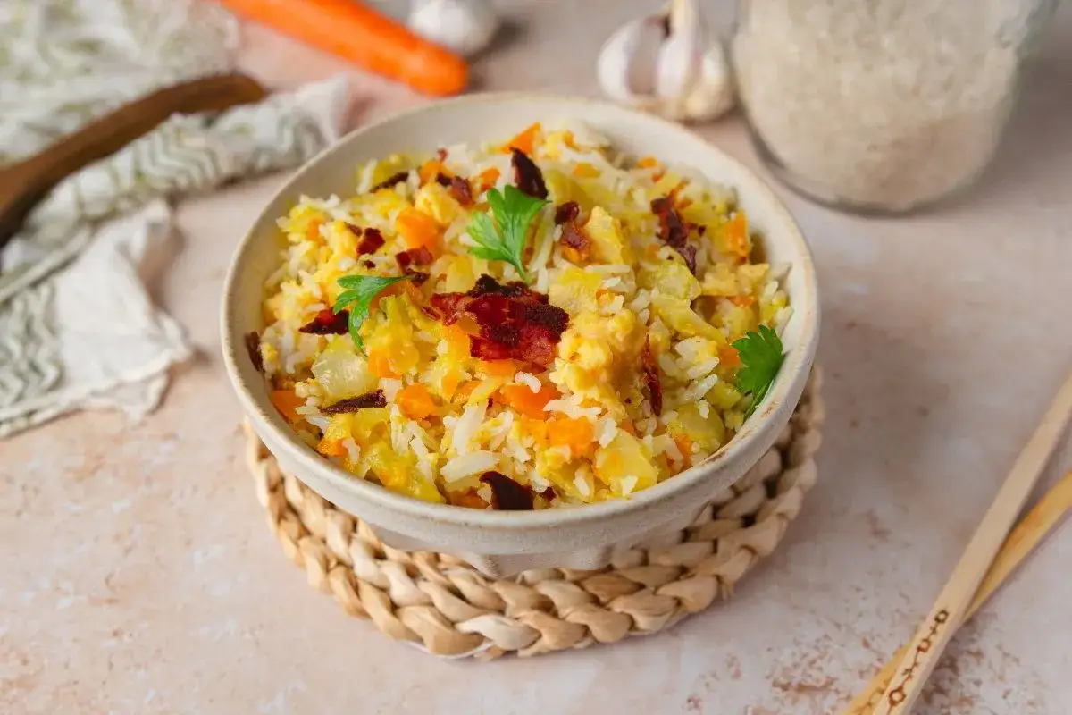 Delicioso arroz Nelba con trocitos de bacon y zanahoria, preparado en Thermomix.