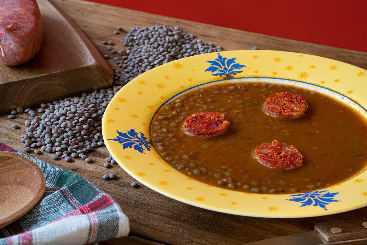 Plato de lentejas con chorizo, ideal para tu receta lentejas thermomix. Ingredientes frescos listos para cocinar.