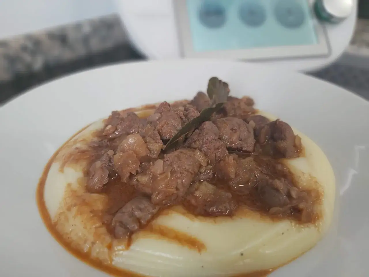 Delicioso h&iacute;gado encebollado hecho en Thermomix, servido sobre pur&eacute; cremoso.