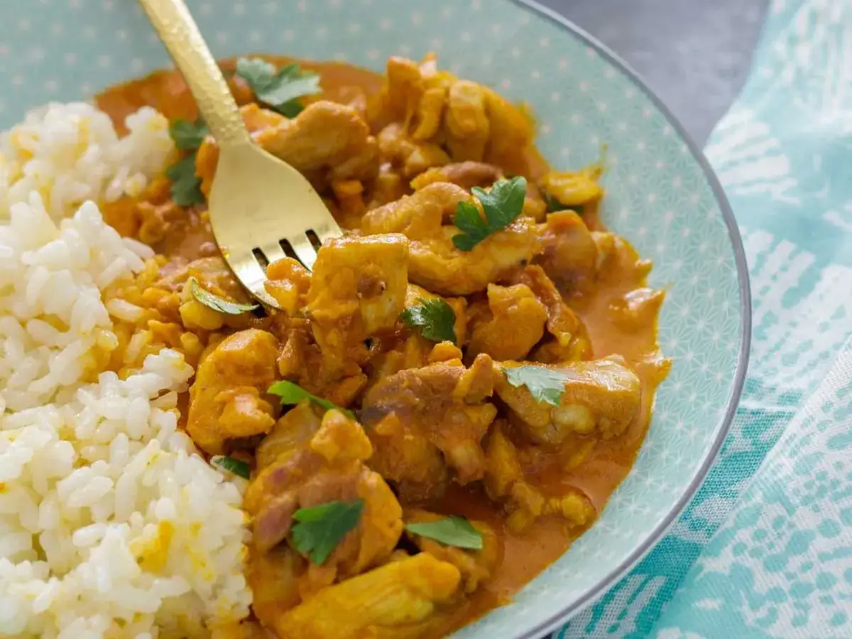 Delicioso pollo al curry cremoso con arroz blanco, listo para disfrutar. Una receta f&aacute;cil y sabrosa.