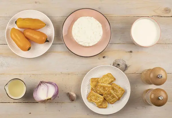 Ingredientes para papa a la huancaina: ajíes amarillos, queso fresco, leche, galletas, cebolla, ajo y aceite.