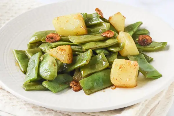 Judías verdes con patatas y ajo crujiente, un plato sencillo y delicioso.