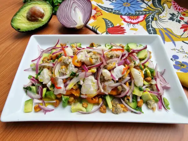 Delicioso ceviche de corvina con aguacate, cebolla morada y maíz tostado. Fresco y lleno de sabor.