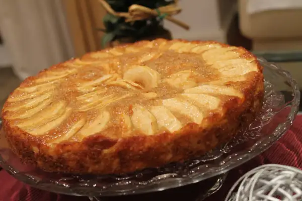Tarta de manzana Thermomix dorada y jugosa, con láminas de manzana dispuestas en espiral sobre una base esponjosa.