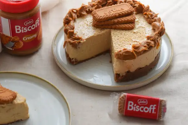 Deliciosa tarta de lotus con crema y galletas Biscoff. Un postre irresistible para los amantes del dulce.