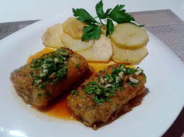 Bacallà a la llauna amb patates i julivert picat. Un plat tradicional i saborós.