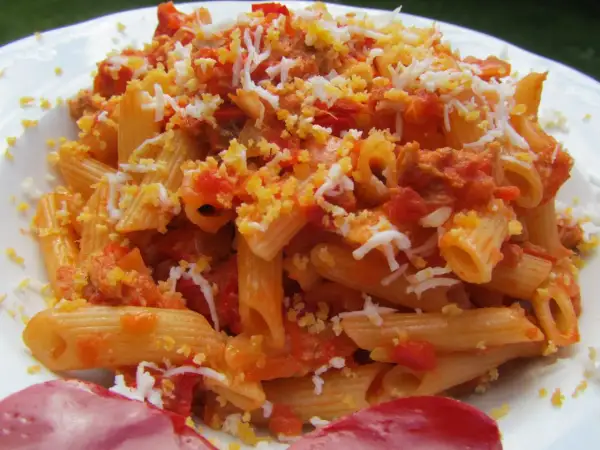 Macarrones express Thermomix con salsa de tomate y queso rallado. Un plato rápido y delicioso.