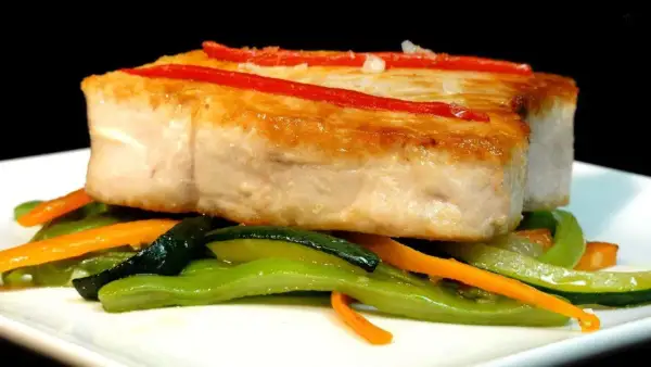 Bonito a la plancha con pimientos rojos, acompañado de judías verdes y zanahorias salteadas.