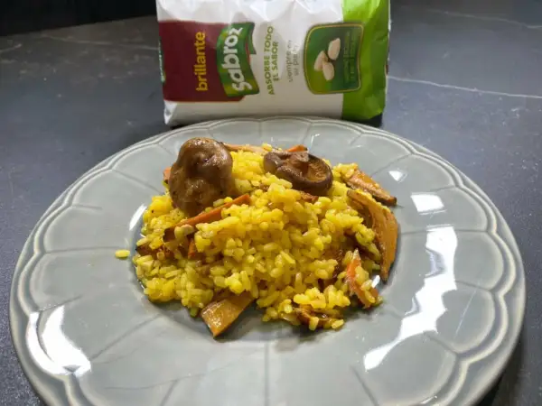 Delicioso arroz con niscalos, preparado con arroz Sabroz, listo para disfrutar.
