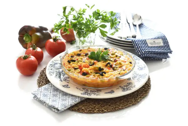 Arroz con aceitunas y tomate, preparado en Thermomix, servido en un plato decorado.