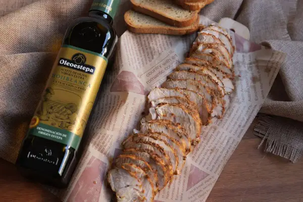 Fiambre de pavo casero, jugoso y tierno, acompañado de tostadas y aceite de oliva virgen extra Oleoestepa.