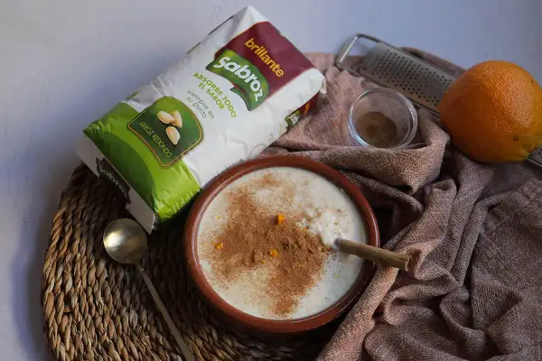 Arroz con leche cremoso, listo para disfrutar. Ingredientes para un arroz con leche thermomix perfecto: arroz redondo, naranja y canela.