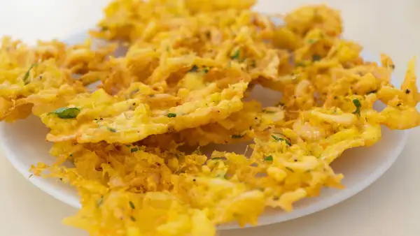 Tortillitas de camarones crujientes y doradas, un manjar gaditano con trocitos de gambas y perejil.
