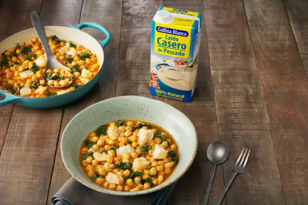 Plato de garbanzos con bacalao y espinacas, listo para servir. Ideal para una receta de garbanzos con bacalao casera y deliciosa.