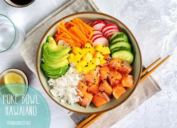 Delicioso poke de salmón con arroz, aguacate, mango, zanahoria, rábano y pepino. ¡Un festín de colores y sabores!
