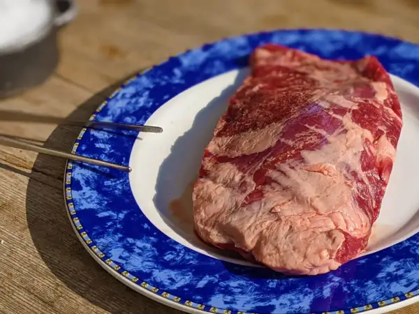 Una jugosa presa ibérica, lista para ser cocinada a la parrilla.