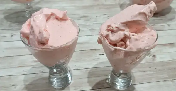 Deliciosa espuma de fresas Thermomix, cremosa y refrescante, servida en copas de cristal.