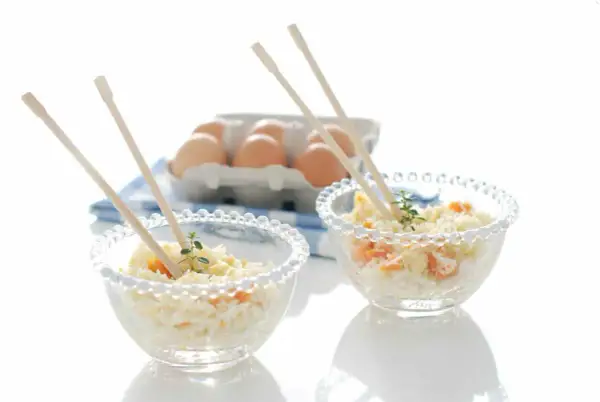 Delicioso arroz Nelba preparado en Thermomix, servido en cuencos de cristal con palillos y huevos de fondo.
