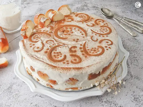 Tarta de horchata y fartons, decorada con canela y trozos de pan. Un postre que evoca la tradición valenciana.