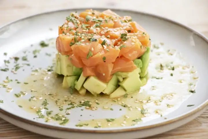Tartar de salmón y aguacate, un plato digno de Masterchef, con un aderezo ligero y semillas de sésamo.